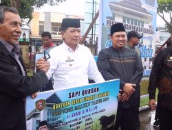 Didampingi Wakil Ketua DPRD, Sadali Serahkan Hewan Qurban dari Presiden dan Pemda Maluku Kepada Jemaah Al-Fatah