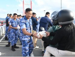 Raih Berkah Ramadhan, Danlanud Pattimura Pimpin Pembagian 200 Takjil Gratis di Jembatan Merah Putih Ambon