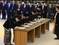 Tujuh Anggota Dewan Komisioner OJK Resmi Diambil Sumpahnya di MA