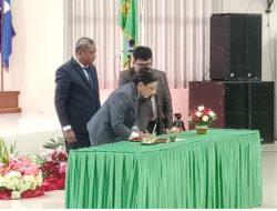 Serah Terima Jabatan Rektor IAKN Ambon, Prof Yance Rumahuru Serahkan Tongkat Estafet  kepada Dr Elka Anakotta