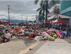 Pasar Mardika Dikepung Sampah dan Macet, Komitmen  Walikota Ambon Dipertanyakan